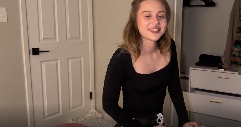 高颜值可爱萝莉Zxlecya深夜私照意外曝光继兄妹静音偷欢